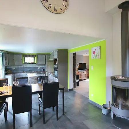 Hébergement de vacances Modern Holiday In Jehonville With Terrace